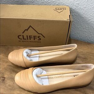 Cliffs by WHITE MOUNTAIN Nude/Tan Quilted Toe Ballet Flats size 10